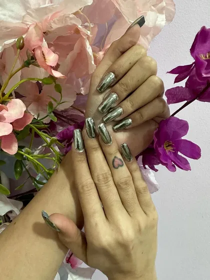 For a truly head-turning effect, nothing beats full chrome nails. I used long, squared coffin extensions to create this liquid-metal look, which reflects light beautifully and makes a bold, futuristic statement.