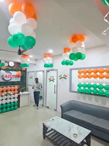 Here is a full office reception area I transformed for a corporate celebration at Acute. The patriotic office party decoration includes tricolor balloon garlands on the ceiling, a flag-themed arrangement on the reception desk, and a matching balloon flag on the wall.