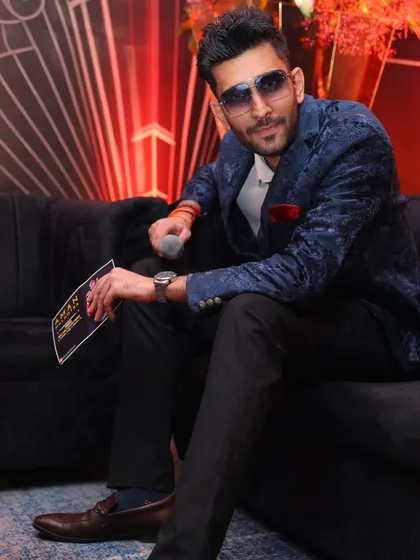 A direct look, mic in hand, ready to go. It's all about carrying that energy from the first seat to the final applause.