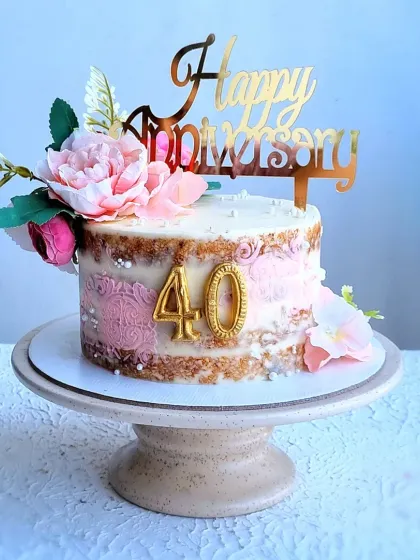 A full view of the semi-naked 40th anniversary cake.