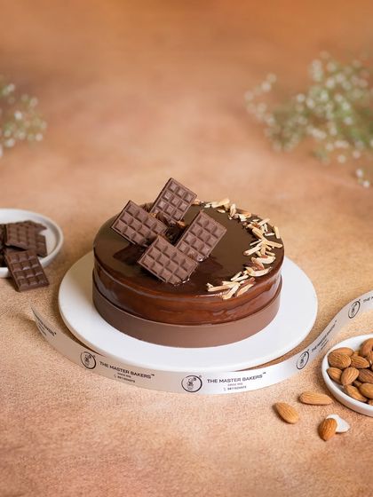 The perfect blend of rich chocolate and nutty almonds. This cake has a smooth chocolate glaze and is topped with crunchy almonds and mini chocolate bars.
