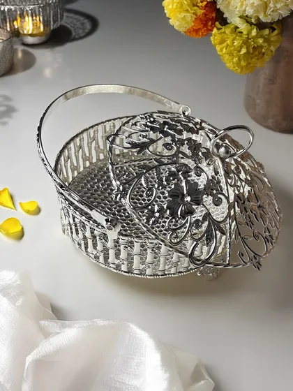 A closer look at the detailed, leaf-patterned lid of our silver basket. This piece is a testament to fine craftsmanship, making it a cherished item long after the festivities are over.