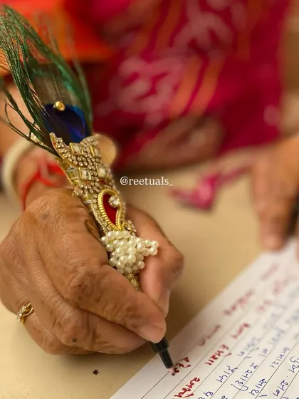 It’s the small details that honor big traditions. This decorative peacock feather pen is specially designed for the 'kankotri lekhan' or 'lagan patrika' writing ceremony, adding a touch of divine elegance to the ritual.