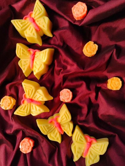 Indulge in the magic of nature with this enchanting butterfly soap. The bright yellow butterfly with a pink body is paired with small rose soaps, creating a beautiful, garden-inspired theme.