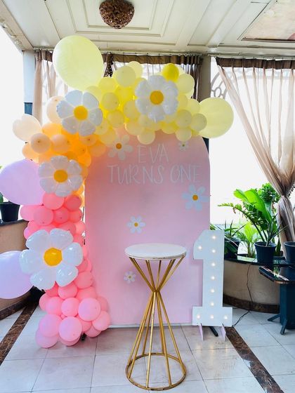 A duplicate image of the daisy-themed first birthday setup.
