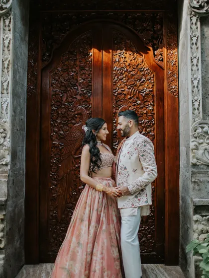 A sangeet look that is a breath of fresh air. Munpreet and Manish styled in beautiful shades of peach and gold. Her Sabyasachi lehenga and his Jatin Malik sherwani are perfect for a coastal sundowner.