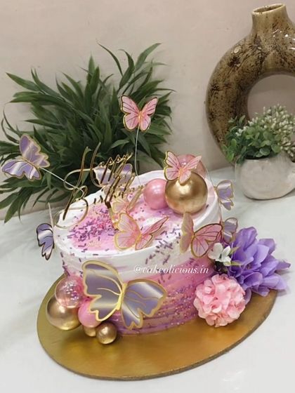 My client loved my four-tiered butterfly spacer cake and wanted a mini 1kg version. I transformed the design into this cute cake, and it looked just as pretty.