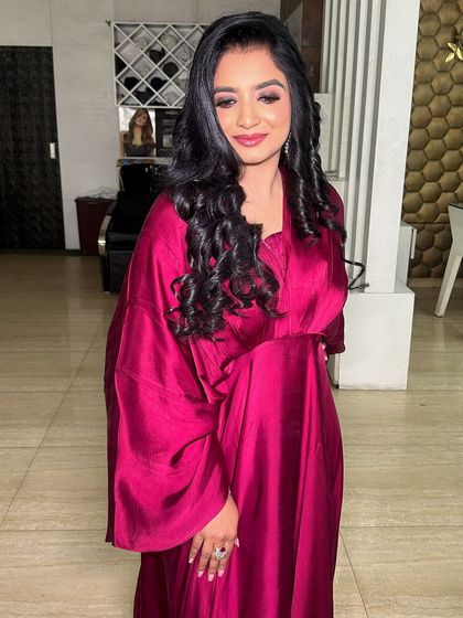 A pretty mom on her daughter's birthday. I gave her a glamorous look with beautiful curls, perfect for celebrating with her little one.