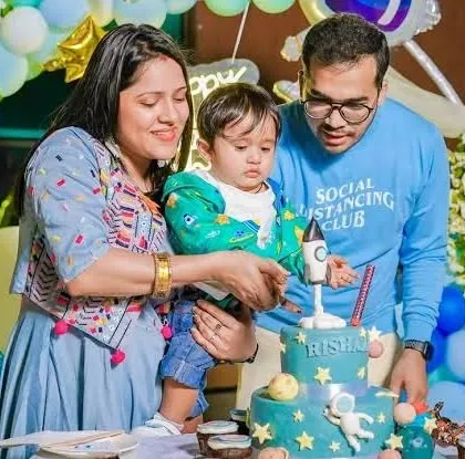 A perfect family moment during a space-themed birthday party. I make sure to capture key highlights like the cake cutting, getting shots of the family, the decorations, and the birthday child's excitement.