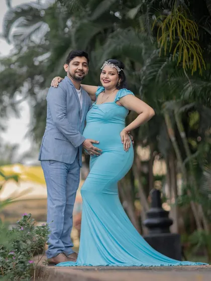 A beautiful sky-blue fitted gown that elegantly accentuates your curves. This is a wonderful choice for a classic and graceful maternity portrait.