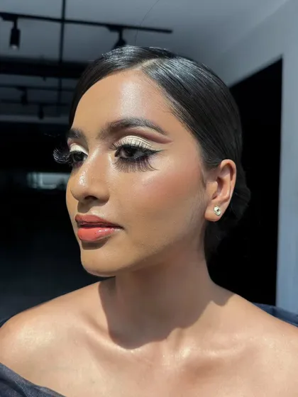 This side profile highlights the flawless blending and the structure of the cut crease. I paired it with glowing skin and a neutral lip to keep the focus on the intricate eye work.