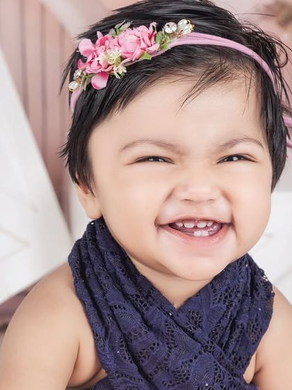 A close-up of that cheeky, cake-covered grin. This is what a successful and fun cake smash looks like!