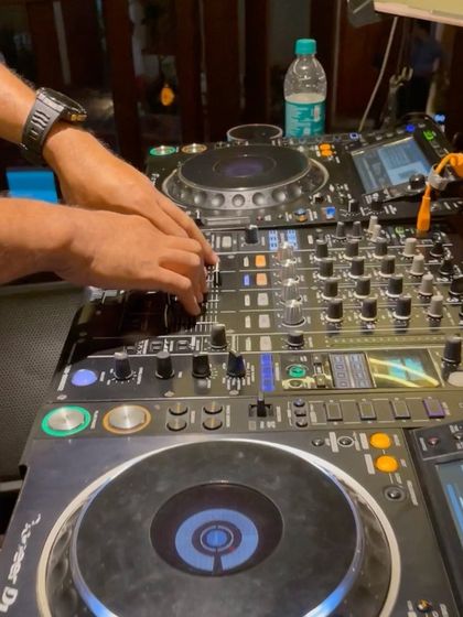 Shine HVK - Club & Festival DJ Behind the Decks photo 11