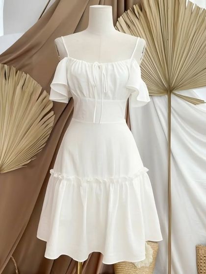 This breezy white summer dress is perfect for warm days. I designed it with a stylish cold-shoulder detail, a ruffled neckline, and a tiered skirt for a light, romantic feel. Like all my pieces, it's made-to-measure for a perfect fit.