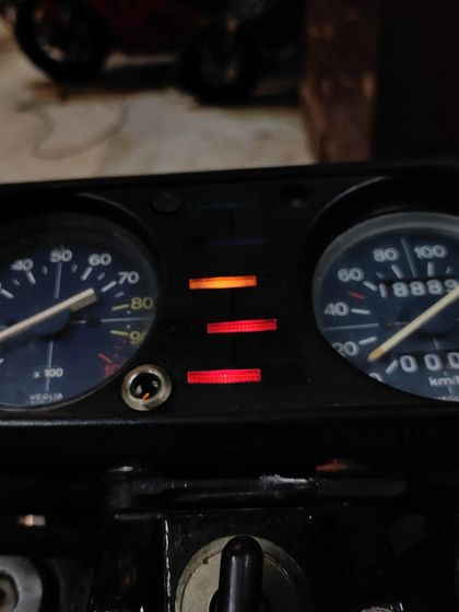 The retro dashboard of the Moto Guzzi 350 GTS, with its classic analog dials.