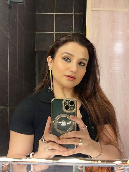 Another selfie from my birthday dump. A classic black top and a smokey eye is a combination that never fails.