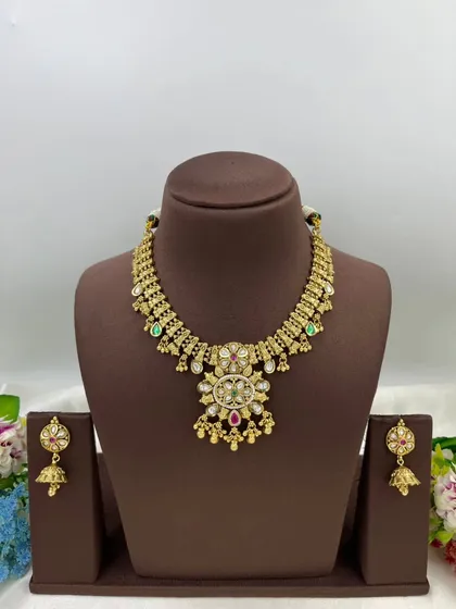 A detailed view of our antique gold necklace sets. This video highlights the matte gold finish and the fine craftsmanship of the pendant and matching jhumki earrings, a timeless design that is always in demand.