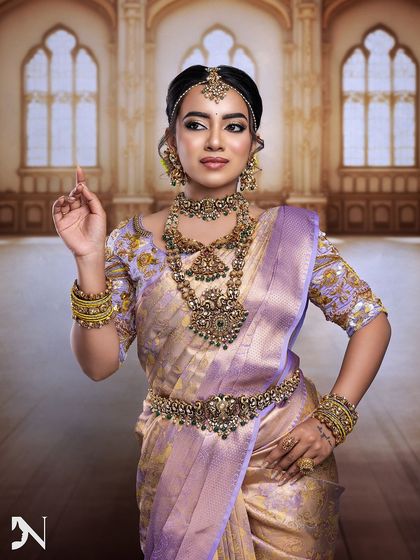Another angle of this regal Muhurtham look. The lavender and gold saree is perfectly complemented by the antique gold jewelry.