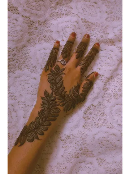 A bold and simple leafy vine design that covers the entire back of the hand. This makes a big statement and is perfect for parties.