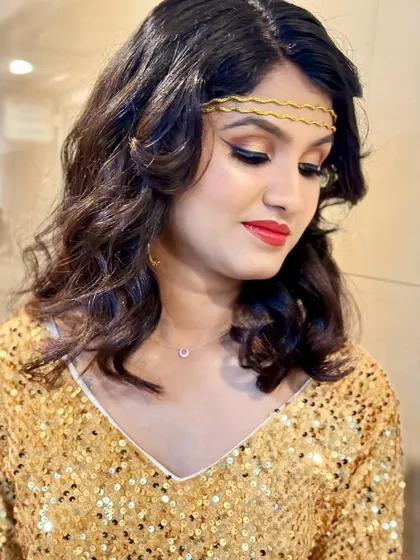 A classic glamour look for a model shoot, featuring soft waves, a bold red lip, and winged eyeliner. The gold headband adds a perfect vintage touch to this timeless style.