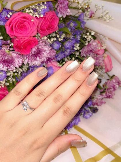 Another beautiful shot of the nude cat eye manicure.