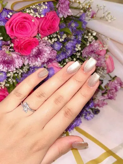 Another beautiful shot of the nude cat eye manicure.
