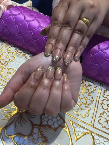Another look at these nude and gold glitter extensions. This style is incredibly versatile and perfect for both festive occasions and adding a bit of glam to your everyday look.