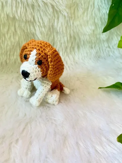 This family portrait in crochet features a couple and their sweet beagle. The dolls are attached to a solid wood base, making them a perfect display piece for your home.