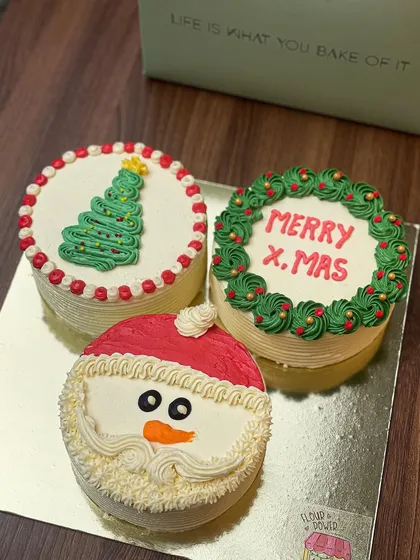 A set of my Christmas bento cakes, ready to be delivered. They are available for same-day delivery during the holiday season.