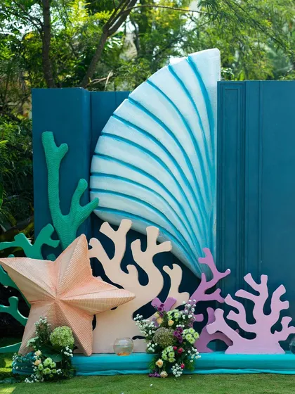 Adding more dimension to the aqua-themed decor, this setup includes a large starfish and other sea elements. These pieces are perfect for creating fun and memorable photo opportunities for the guests.