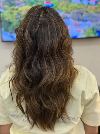 A beautiful beige balayage. This technique creates a soft, seamless blend of ashy beige tones for a sophisticated and modern look.
