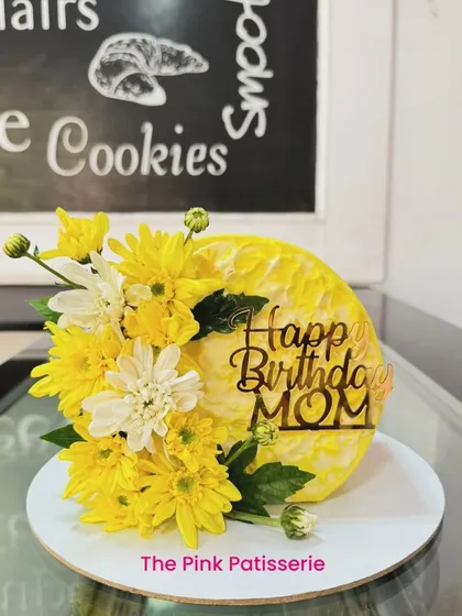 A sunny and cheerful cake for Mom, adorned with a bouquet of fresh yellow and white chrysanthemums.