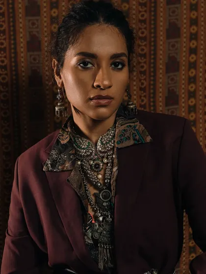 This image is all about the powerful combination of modern tailoring and traditional jewellery. It’s a fusion of styles that feels both classic and contemporary.