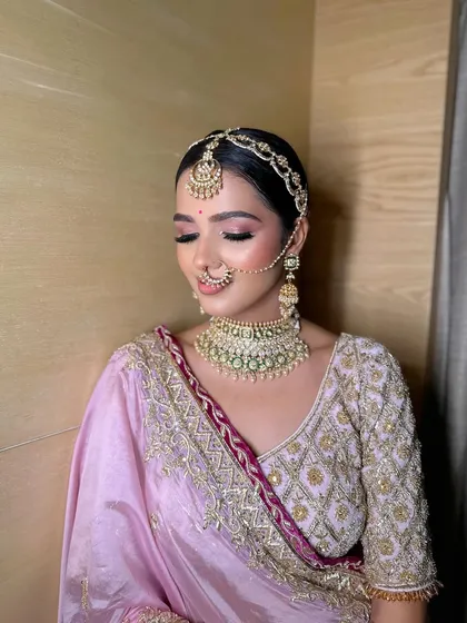 Mahek's eyes are the focus in this shot, with perfectly blended shadows and a sharp wing to define her look.