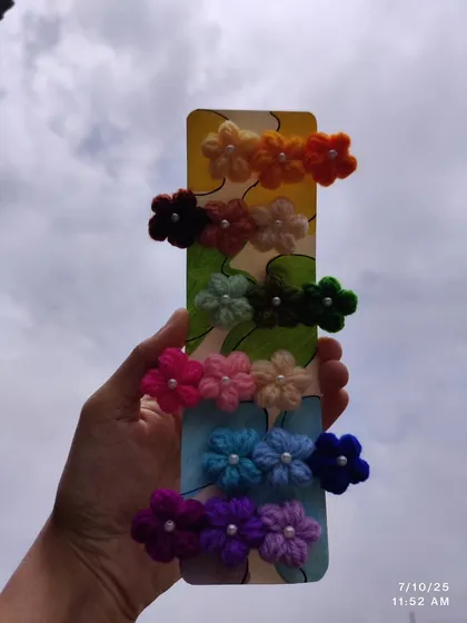 Elegant mini flower hairpins with pearl centers, arranged in an ombre rainbow.