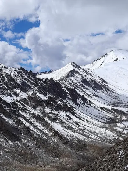 The majestic Khardungla pass, a view that our runners earn. This is the kind of epic scenery that awaits at high-altitude races.