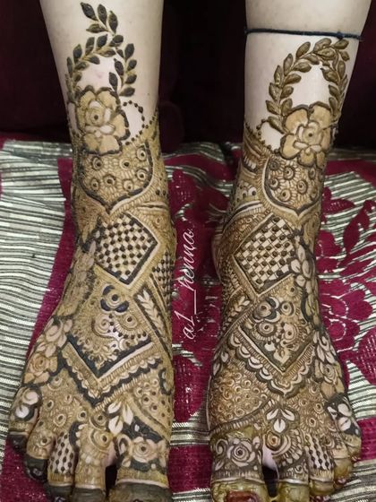 This unique foot design features a checkerboard pattern combined with floral wreaths around the ankles.