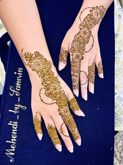 For those who love a clean and elegant look, I create these beautiful Arabic-style henna designs. The flowing floral and vine patterns decorate the hands without feeling heavy, perfect for any occasion from Eid to a casual get-together.