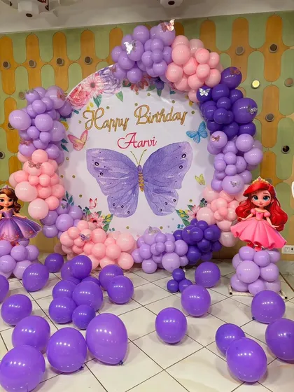 The complete butterfly birthday decoration with props of Princess Sofia and Ariel.