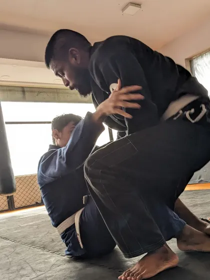 Two grapplers working from the guard position during a Gi class. We focus on the fundamental concepts that make Jiu Jitsu so effective.