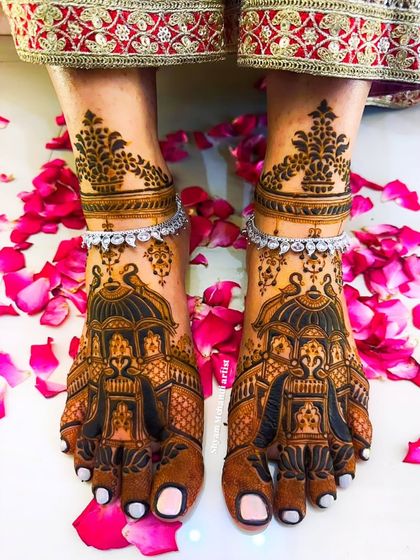 A top-down view of the doli foot mehandi, highlighting the symmetry and the delicate anklet design.