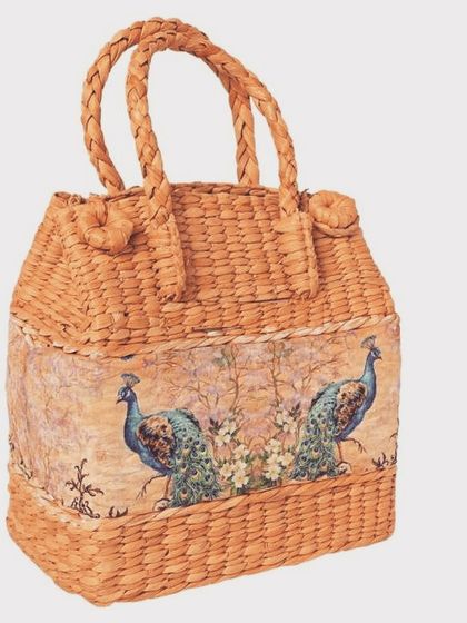 The perfect companion for your meals on the go, this sea grass tiffin or picnic basket features a beautiful peacock print. Its sturdy, compact design and natural material keep your food fresh while offering a sustainable and rustic charm.