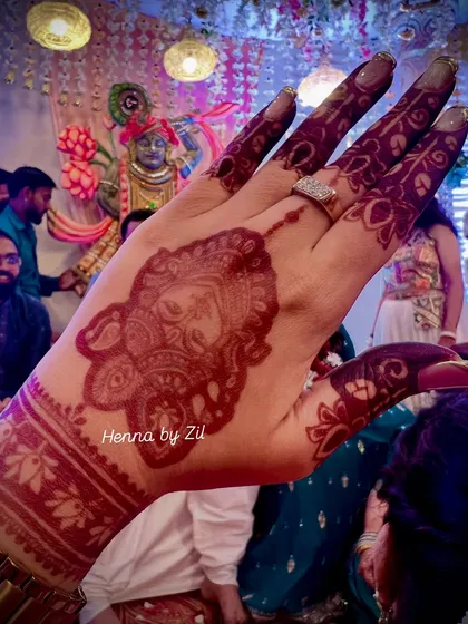 The result of patience and quality henna is this incredibly deep, rich red stain. This photo shows the mature color of the Shreenathji design, a dreamy and dark finish that I always aim for with every client.