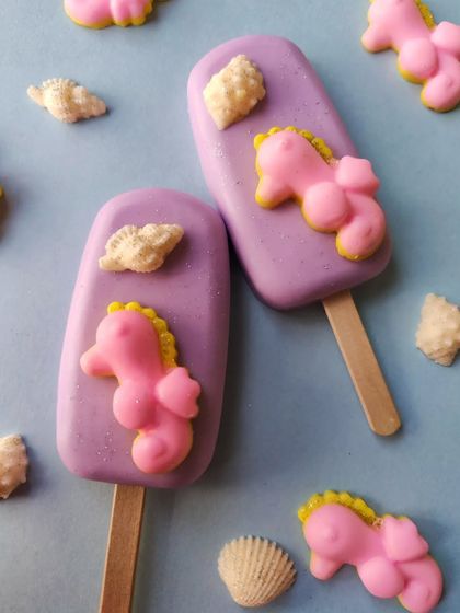 My seahorse soapsicle will definitely remind you of holidays spent near the beach. The details on the seahorse and the little shell make this a truly artisanal soap bar.