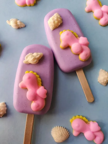 My seahorse soapsicle will definitely remind you of holidays spent near the beach. The details on the seahorse and the little shell make this a truly artisanal soap bar.