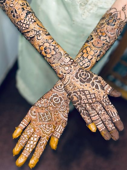 A full view of Bride Rumana's gorgeous mehendi. The design is a beautiful mix of floral and geometric patterns, with full coverage up to the elbows.