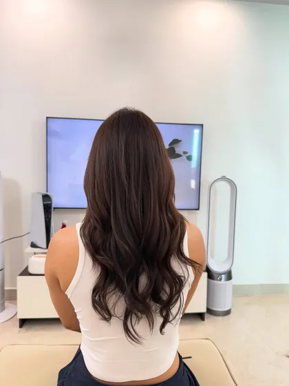 This is a perfect ash brown with cool undertones, a great choice for those who love low-maintenance beauty. It’s a modern, subtle, and radiant color that complements a wide range of skin tones.