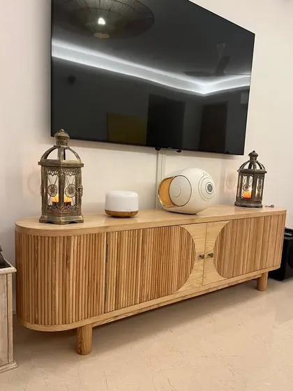 Here is a custom media console I built for a client's living room, made from light-toned ash wood. The design features rounded edges and fluted door panels, blending Scandinavian and mid-century aesthetics for a clean and modern storage solution.