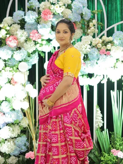 For this baby shower, the mom-to-be requested a beautiful and glam look without lashes or lenses. I focused on creating a soft, comforting look that enhanced her features and paired perfectly with her vibrant Bandhani saree.