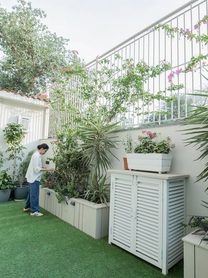 A clean and serene backyard space designed for easy maintenance and enjoyment. We used artificial turf, simple white planters, and climbing bougainvillea to create a bright and airy garden that feels both modern and timeless.